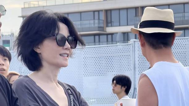 57岁王菲现身女儿演唱会，短裤雨靴秀美腿又白又薄