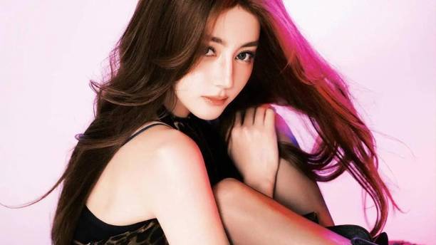 新疆女星迪丽热巴热辣野豹写真！大秀魔鬼身材性感火辣