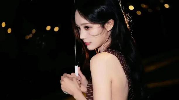 李一桐的“三面娇娃”穿搭：从清冷夜拍到温婉千金，这才是教科书级的松弛感！