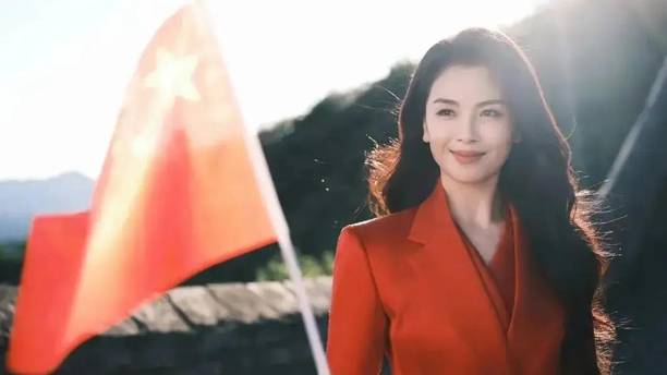 站在长城唱《我的祖国》，刘涛一身探戈红穿出国泰民安的厚重