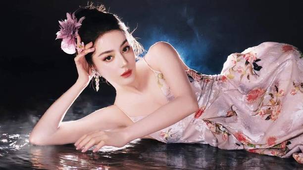 迪丽热巴化身性感花仙子 穿印花吊带裙勾勒曼妙身姿