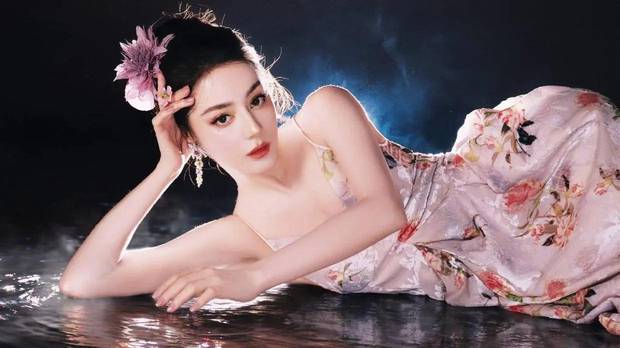 迪丽热巴化身性感花仙子 穿印花吊带裙勾勒曼妙身姿