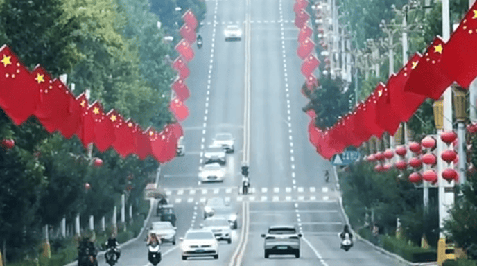 国庆佳节将至多地街道闪耀“中国红”