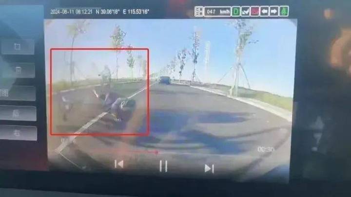 父亲带孩子骑行遭碾压身亡，涉事司机应该被批捕吗？