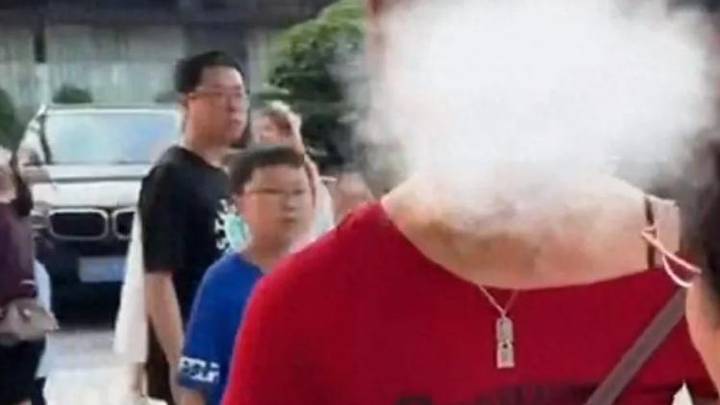 洪崖洞回应游客遭陌生女子强拉拍照，景区有责任吗？