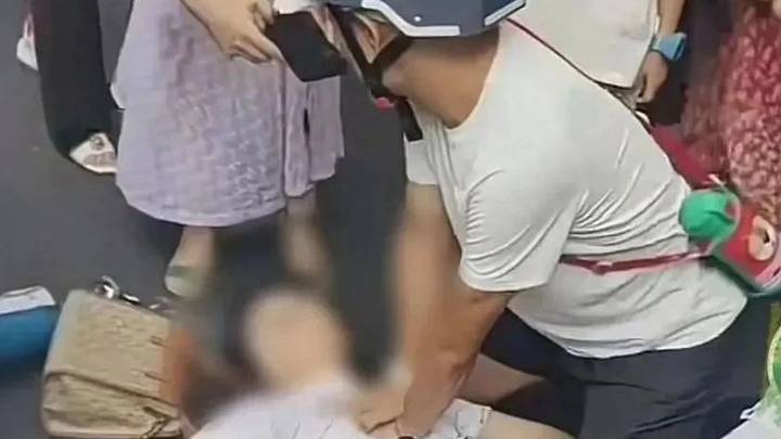 男子跪地为昏厥女子做心肺复苏，却遭网友质疑袭胸，你怎么看？