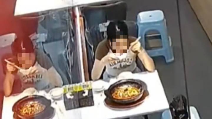 河北邢台一女子餐后放蚂蚁要求免单，是敲诈勒索吗？