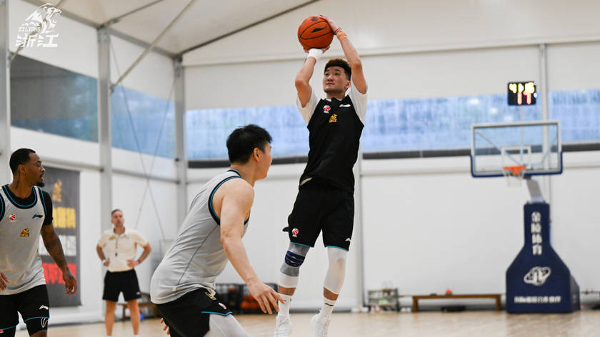 CBA-浙江广厦训练备战新赛季 孙铭徽跳投