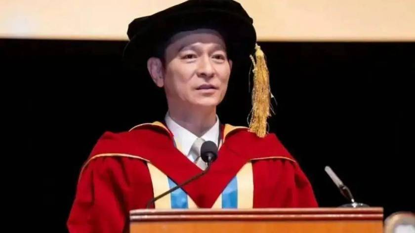 刘德华64岁荣获博士学位！