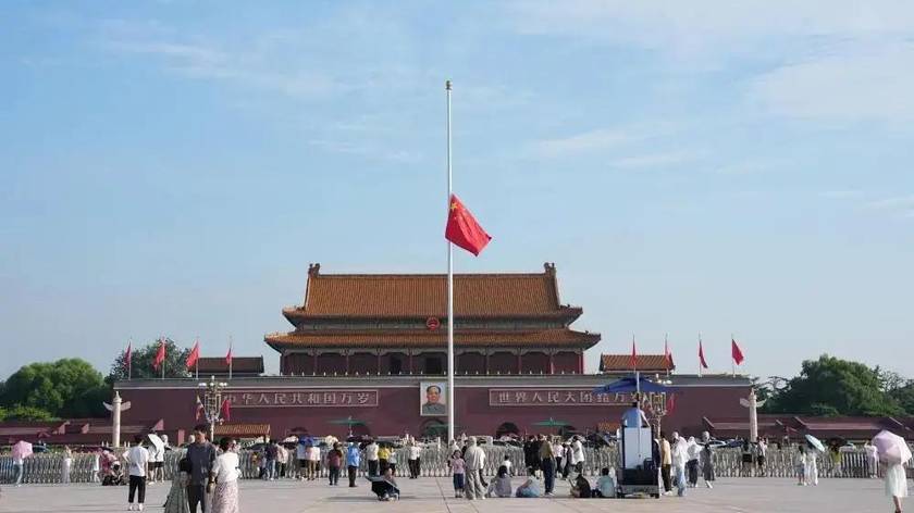 天安门下半旗悼念朱镕基同志