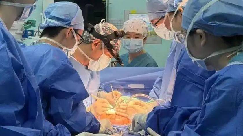 极其罕见！广东一女婴带着比脑袋还大的“寄生胎”出生