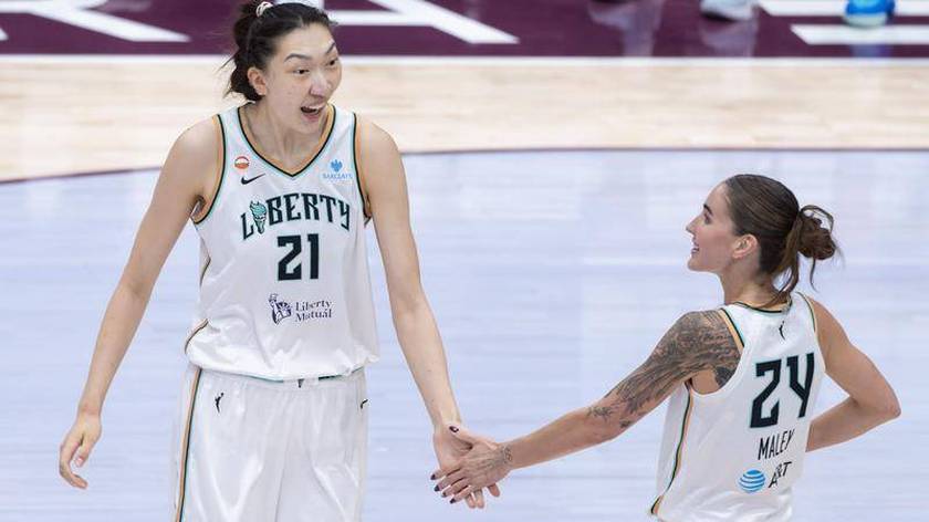 WNBA常规赛-纽约自由人胜多伦多节奏 韩旭与队友庆祝