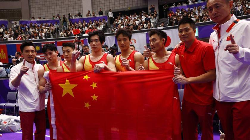 力压日本夺金！中国体操男团举国旗庆祝