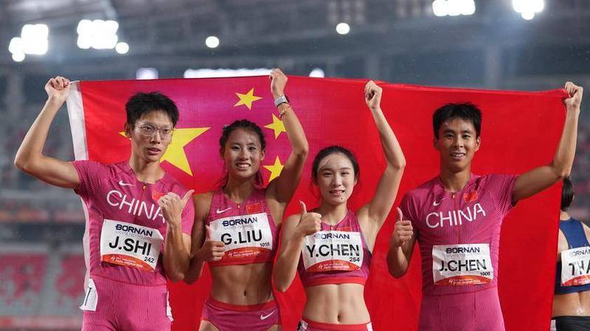 亚运-4X100米混合接力中国夺金 举国旗庆祝
