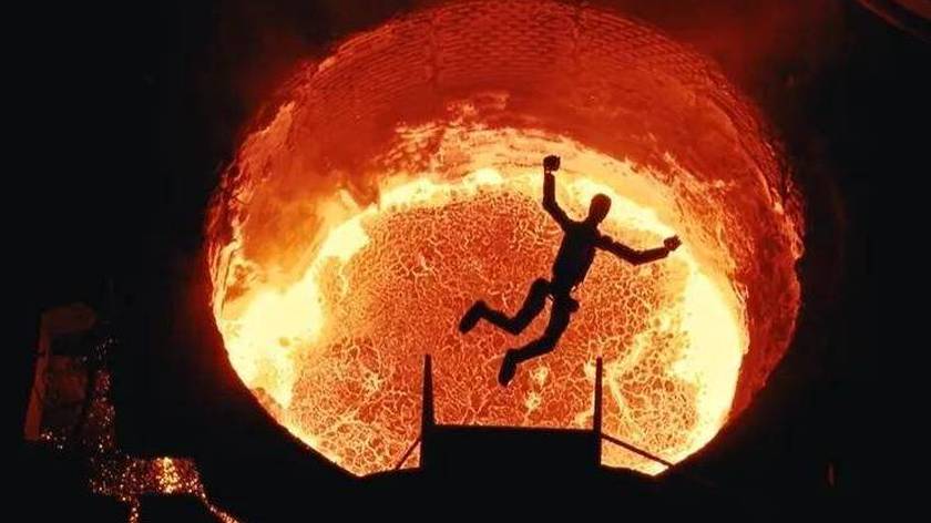 终结者成真！1500℃钢水，机器人排队“火化”