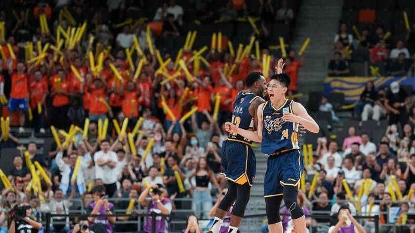 CBA-广东宏远击败浙江广厦 弗格崔永熙庆祝胜利
