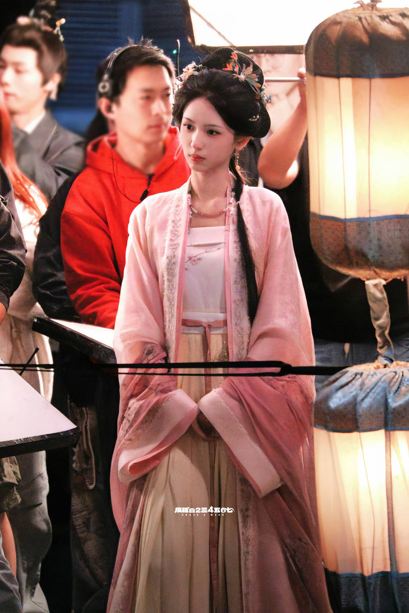 搜狐娱乐讯 日前,周也新剧路透照公开,照片里的她