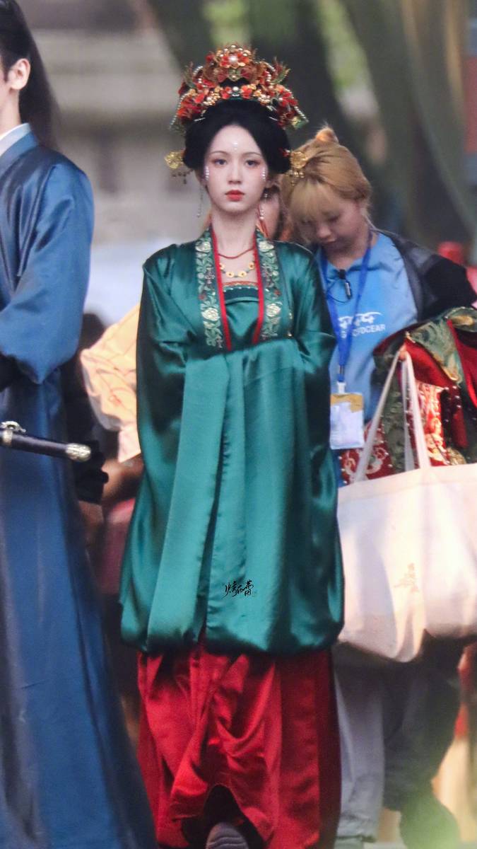 周也穿古风襦裙气质超好 脸颊贴珍珠尽显明媚娇俏