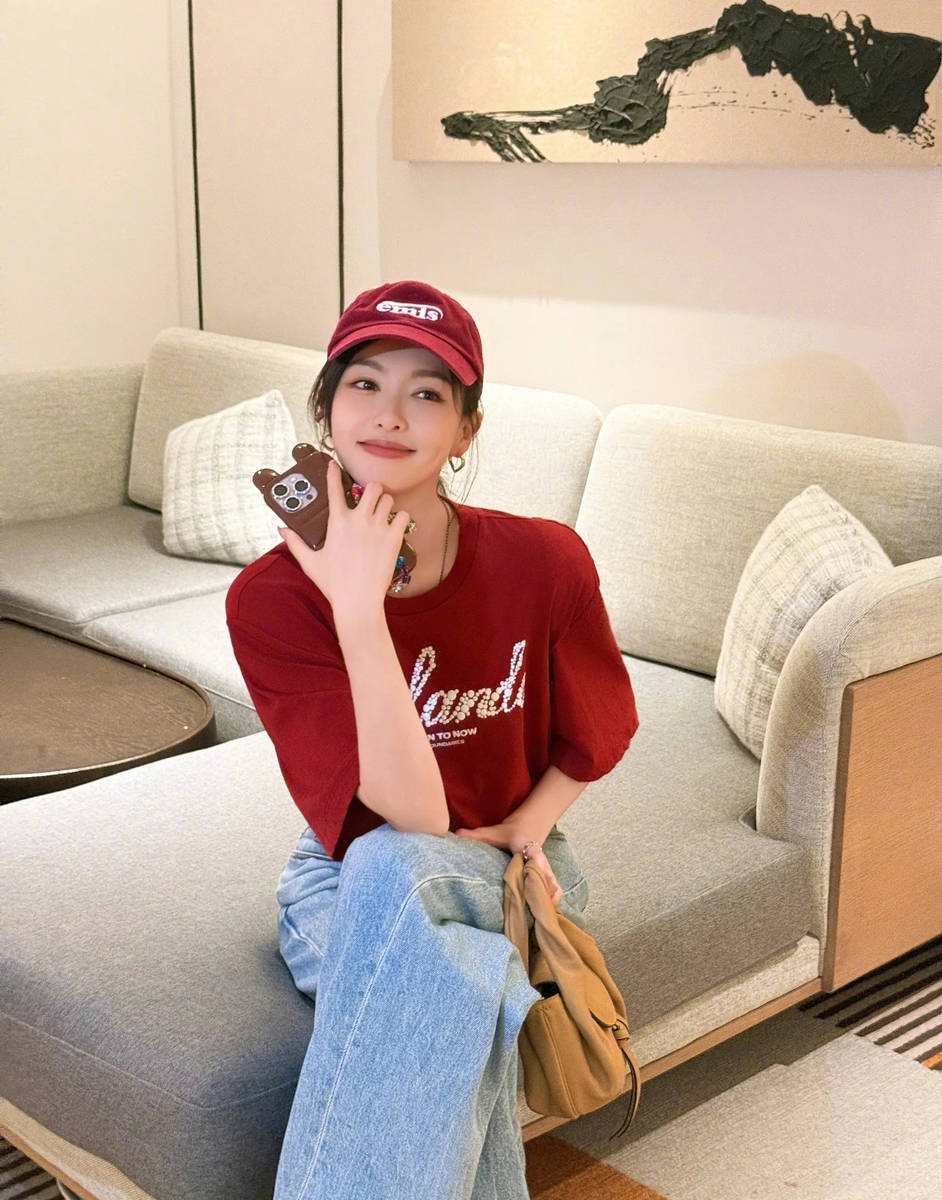 41岁唐嫣穿红色T恤打扮时髦 嘟嘴卖萌甜笑状态似少女