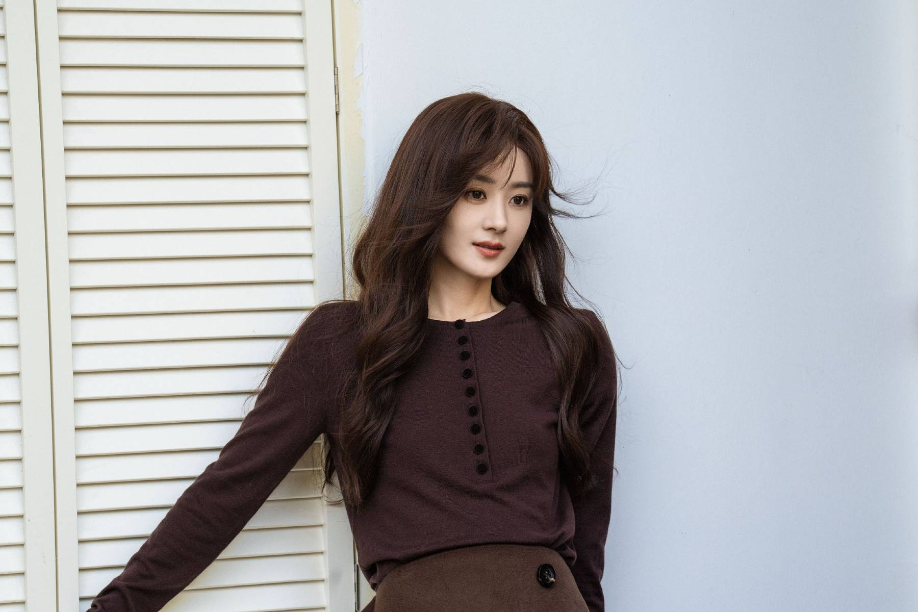 搜狐娱乐讯 9月1日,赵丽颖公布了一组秋日大片,图中,她一身素色穿搭