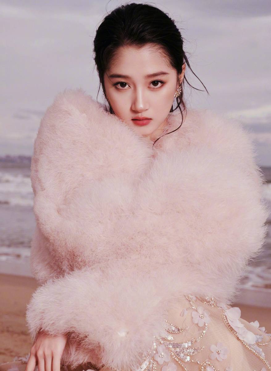 关晓彤穿抹胸裙大气优雅 身披毛绒外套楚楚动人