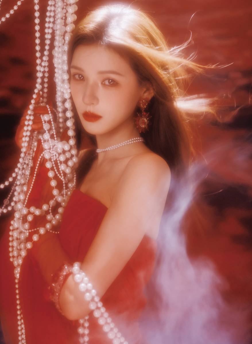 张予曦一袭抹胸长裙御姐范十足 红纱覆面神秘魅惑