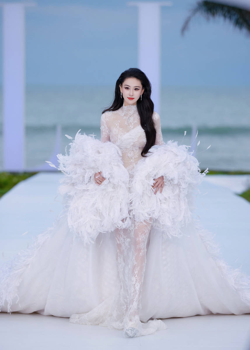 张馨予穿25斤拖尾礼服 秒变千年狐妖妩媚迷人