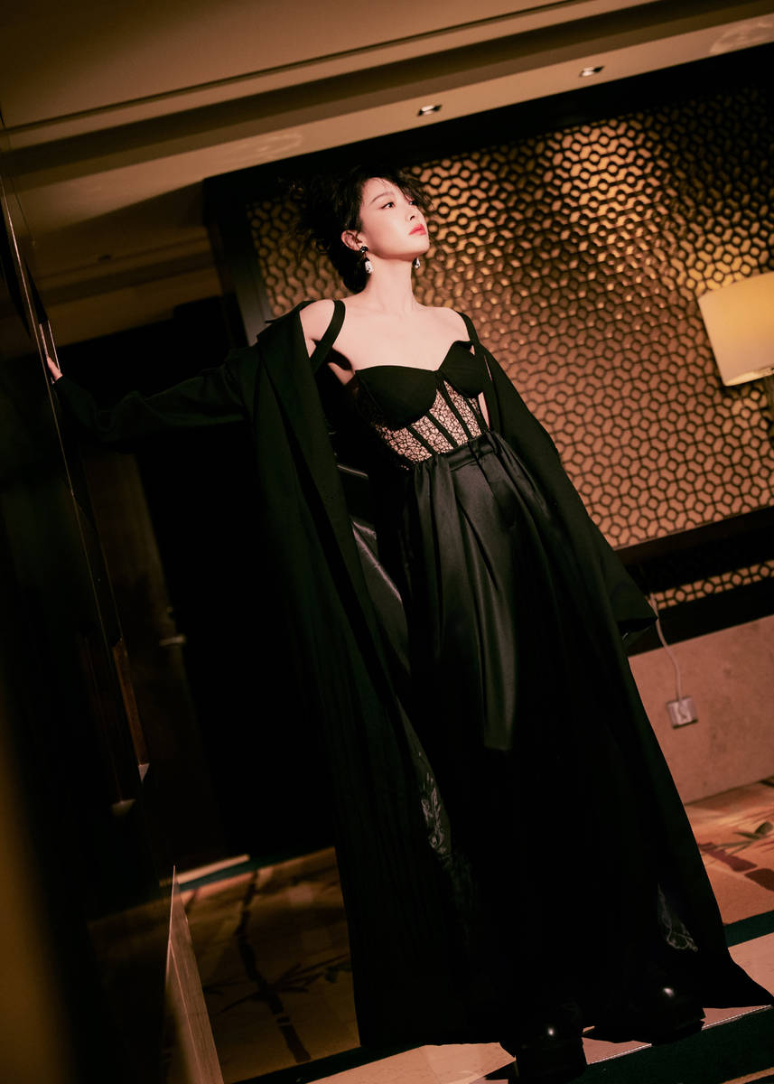 宋茜穿黑色蕾丝胸衣好性感 All Black造型又美又飒