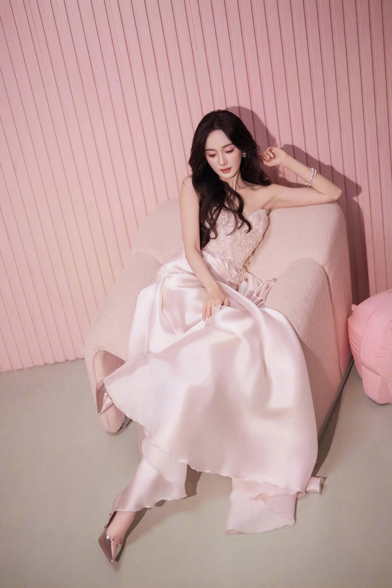 杨幂穿抹胸裙娇嫩甜美！身材苗条状态似花季少女