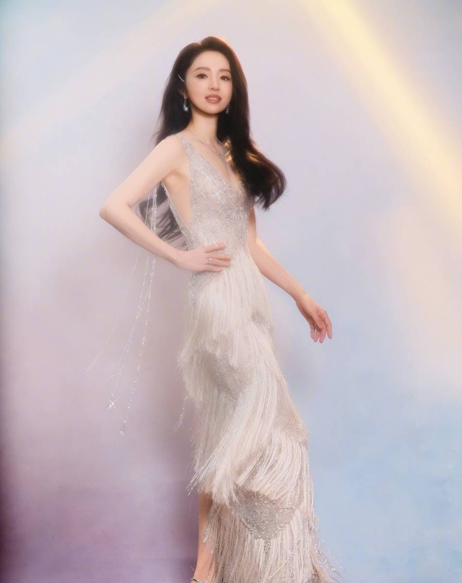 董璇穿碎钻礼裙笑容明媚 大波浪造型女神感十足