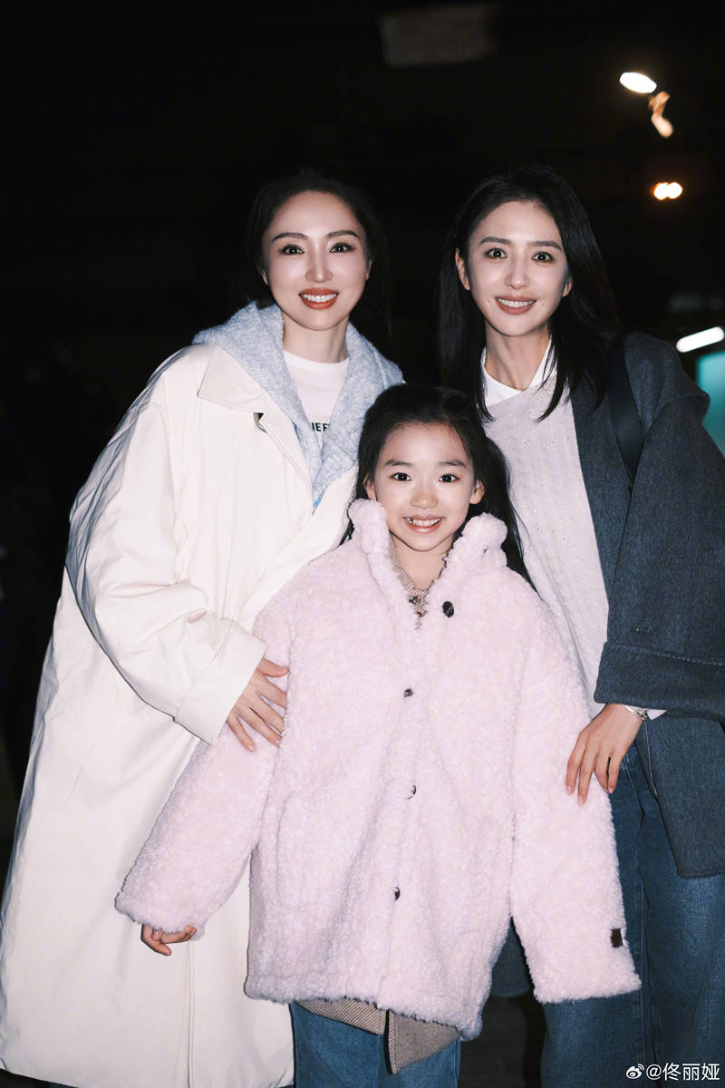 佟丽娅与小酒窝同框画面养眼 与董璇合影颜值能打