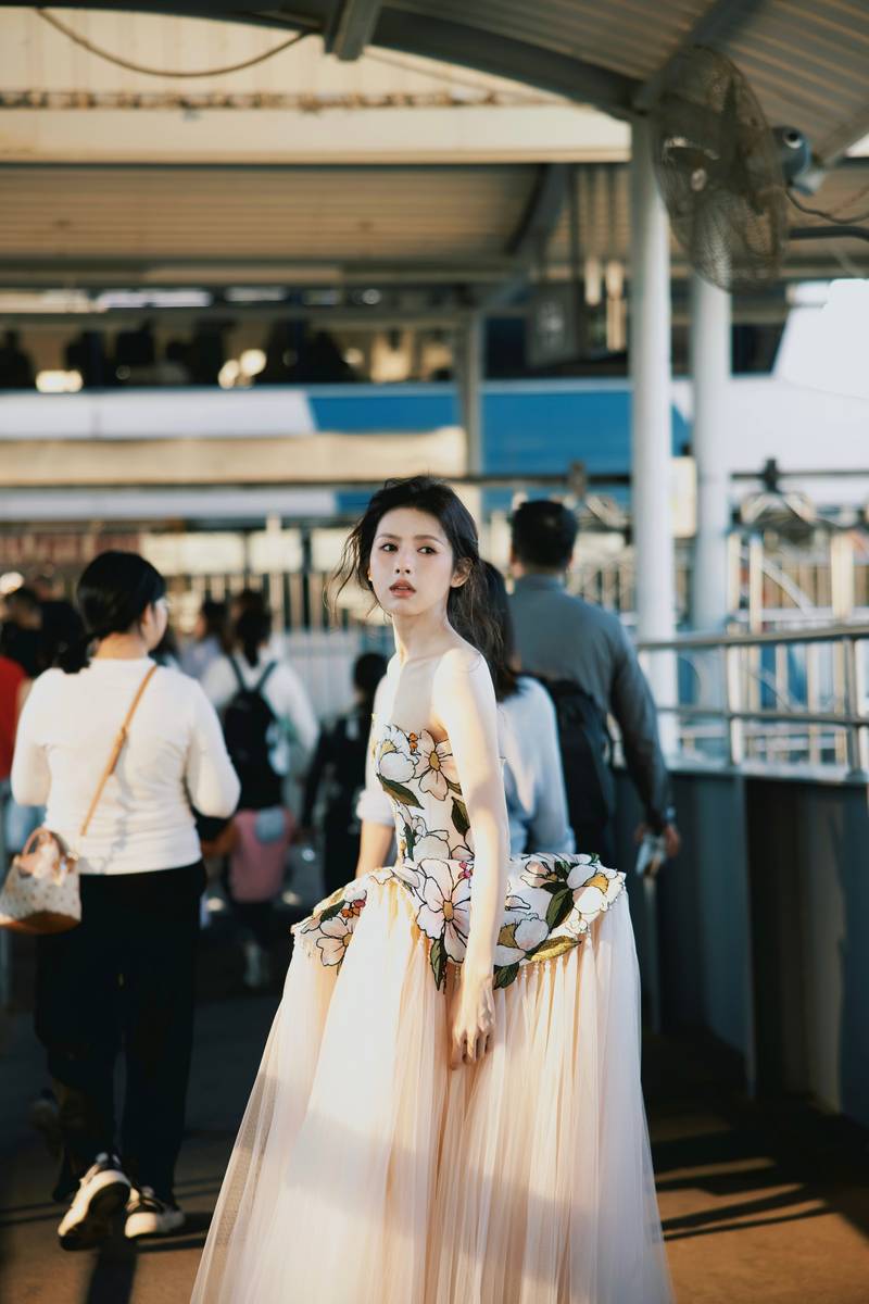 鹤男化身落跑公主清冷回眸 扎单麻花辫氛围感拉满