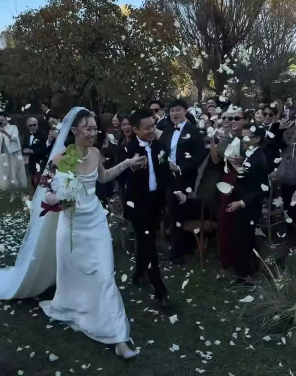 霍启仁在玉龙雪山举办婚礼 泰国妻子高挑美艳