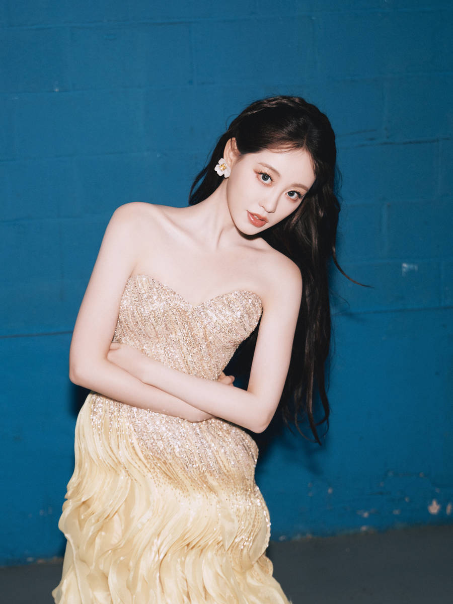 祝绪丹穿纱裙气质明媚娇俏 表情生动宛如在逃公主