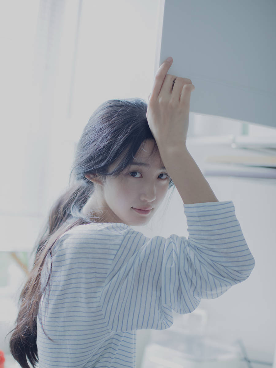 卢昱晓穿单肩上衣与小狗互动 回眸浅笑清纯甜美