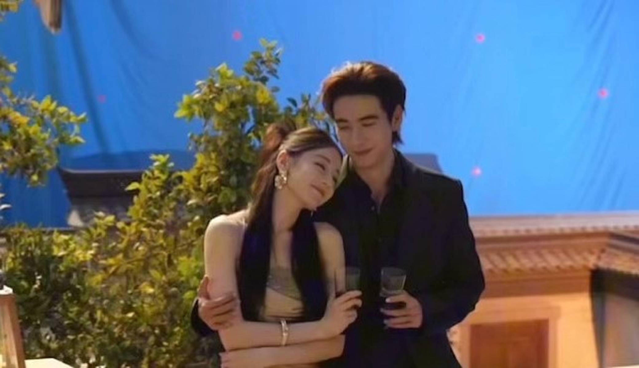 迪丽热巴陈星旭坐腿吻甜蜜养眼 两人同框CP感超强