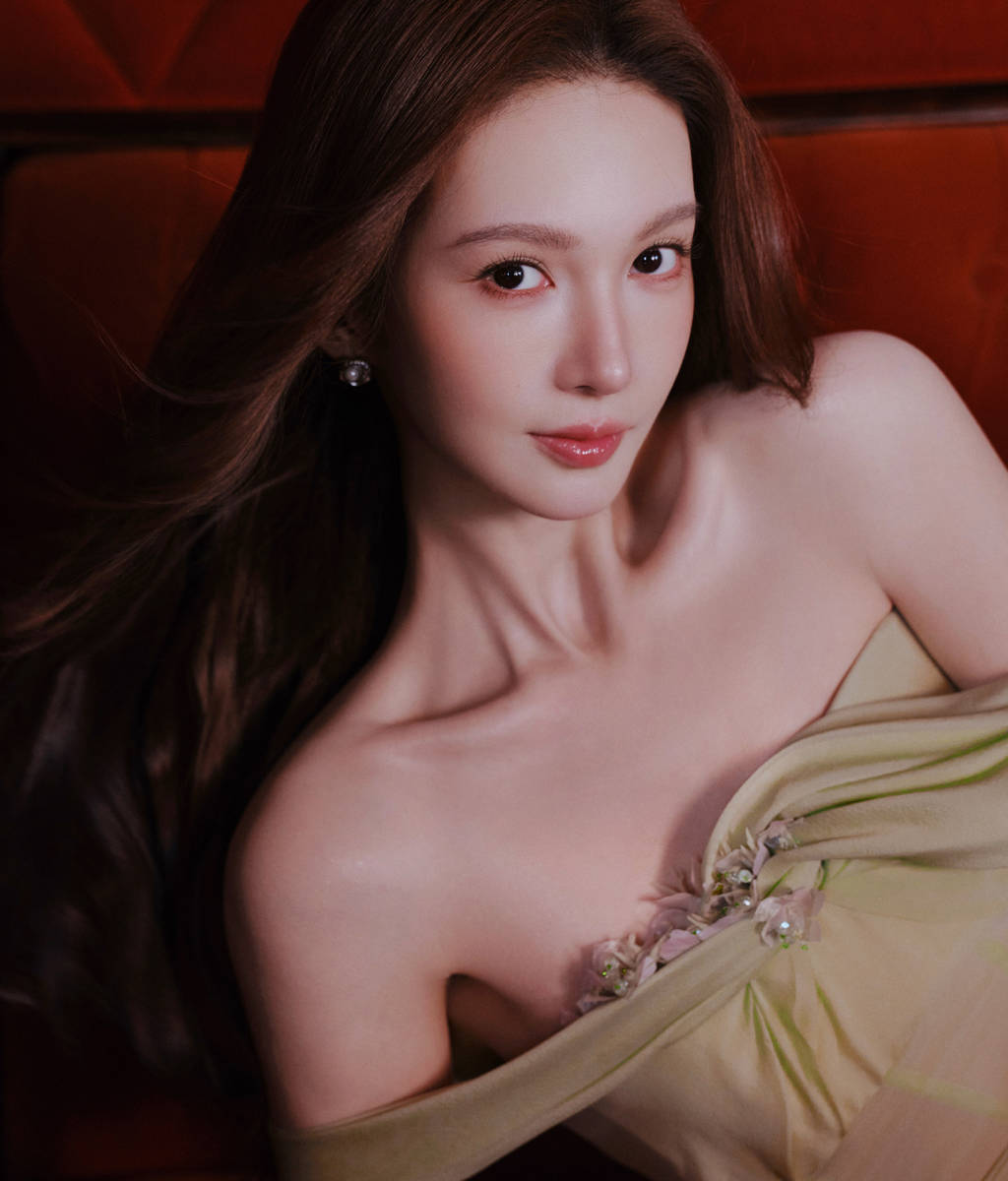 金晨穿纱裙清新梦幻 肌肤白皙眼神慵懒魅力四射