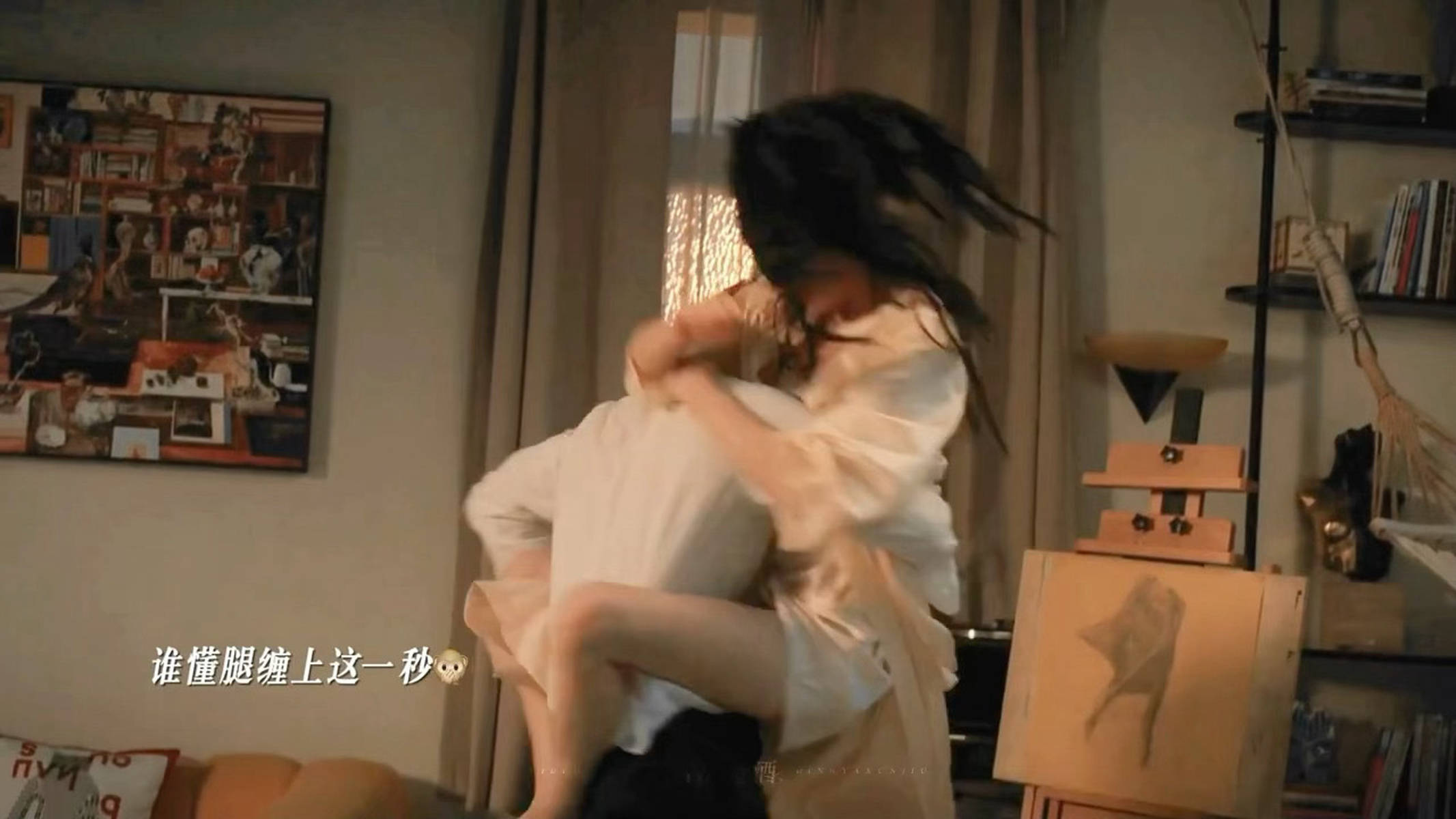 热巴穿睡裙身材凹凸有致 与陈星旭拍打戏张力满满