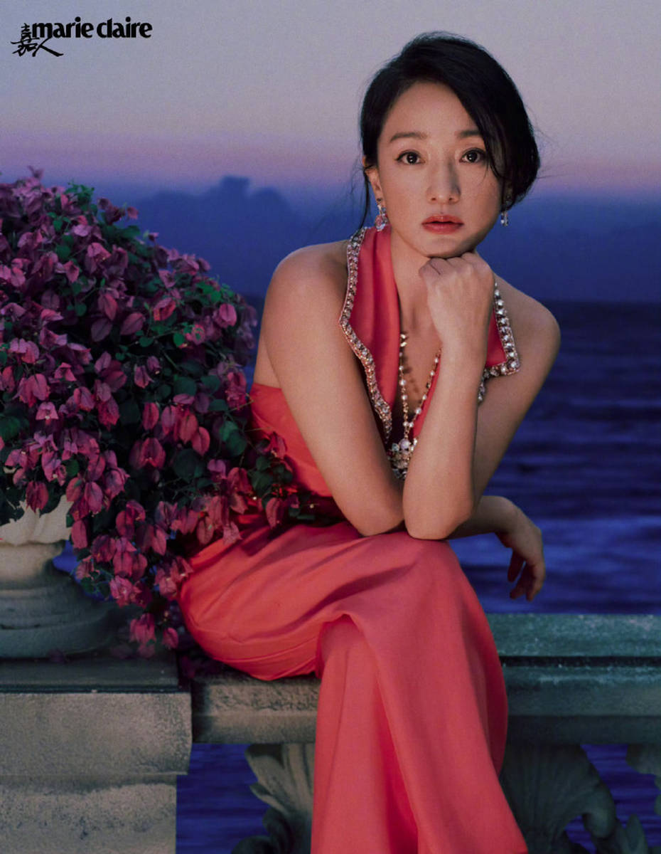 周迅的顶级松弛感太绝！倚栏远眺赤脚踏沙