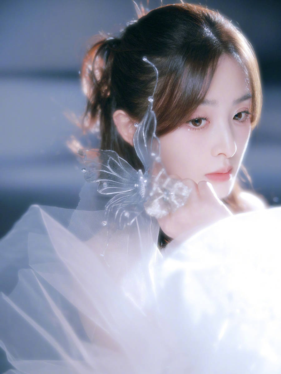 张含韵一身白裙化身优雅白天鹅 看向远方眼神温柔