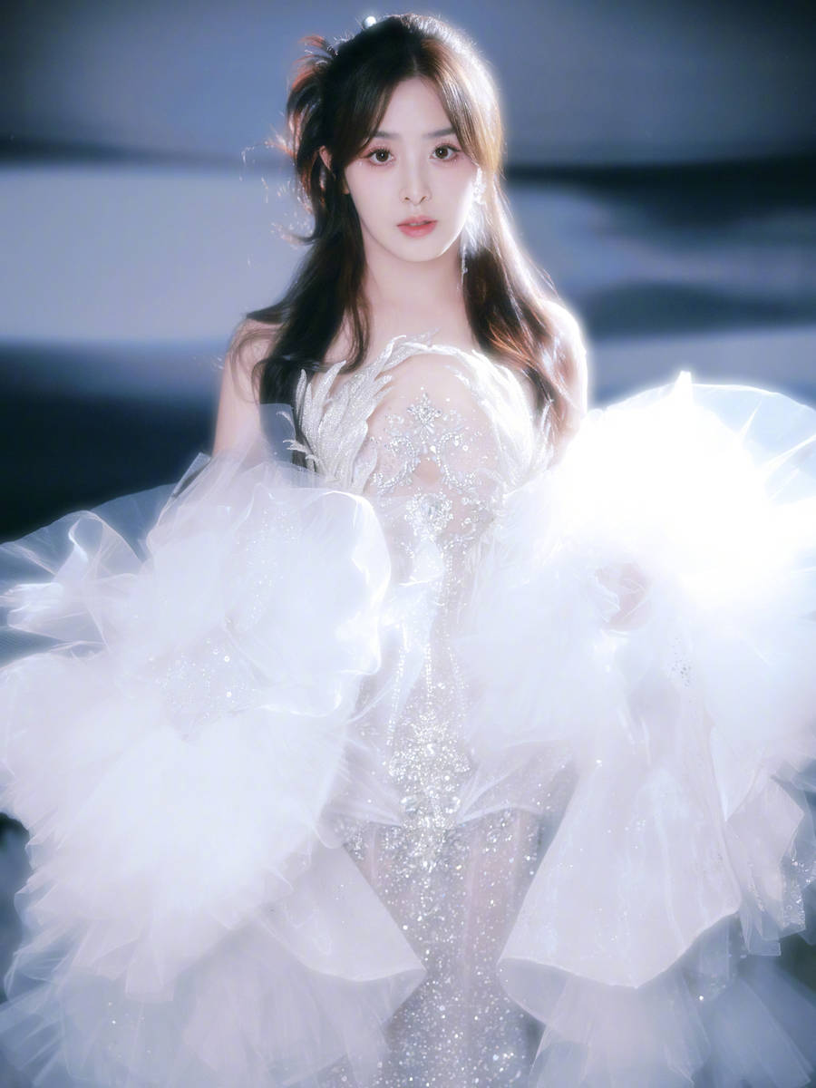 张含韵一身白裙化身优雅白天鹅 看向远方眼神温柔