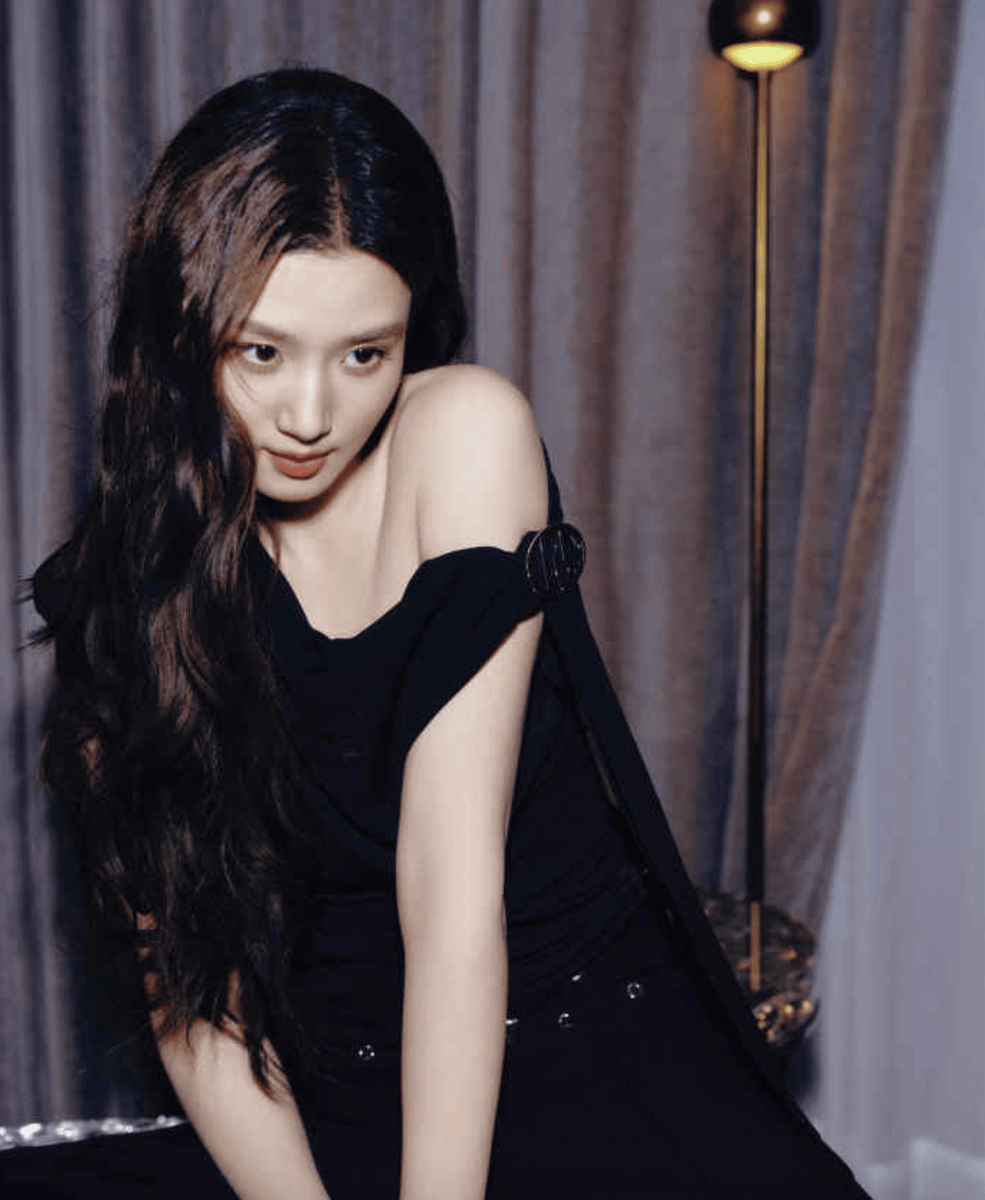 卢昱晓黑色露肩装勾勒优雅曲线 慵懒中藏昂扬气场