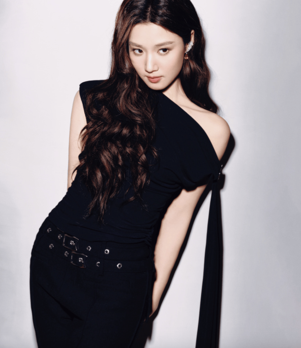 卢昱晓黑色露肩装勾勒优雅曲线 慵懒中藏昂扬气场