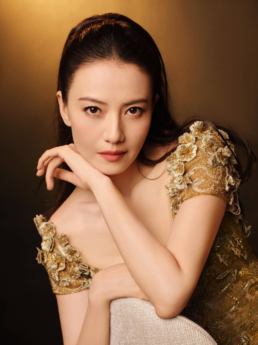 岁月不败美人 高圆圆穿金色深V礼裙美艳性感超吸睛-第6张图片-旧杳电影网