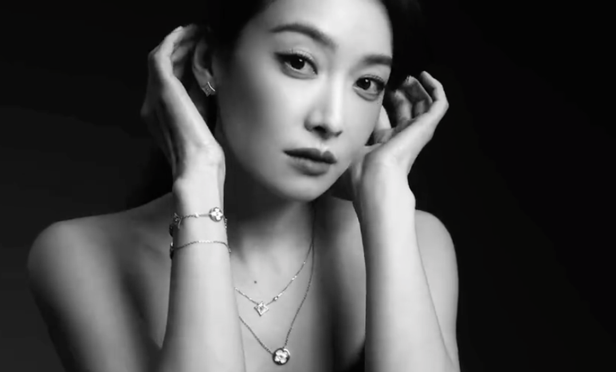 宋茜穿黑色抹胸裙清冷高级 肩颈线条舒展利落吸睛