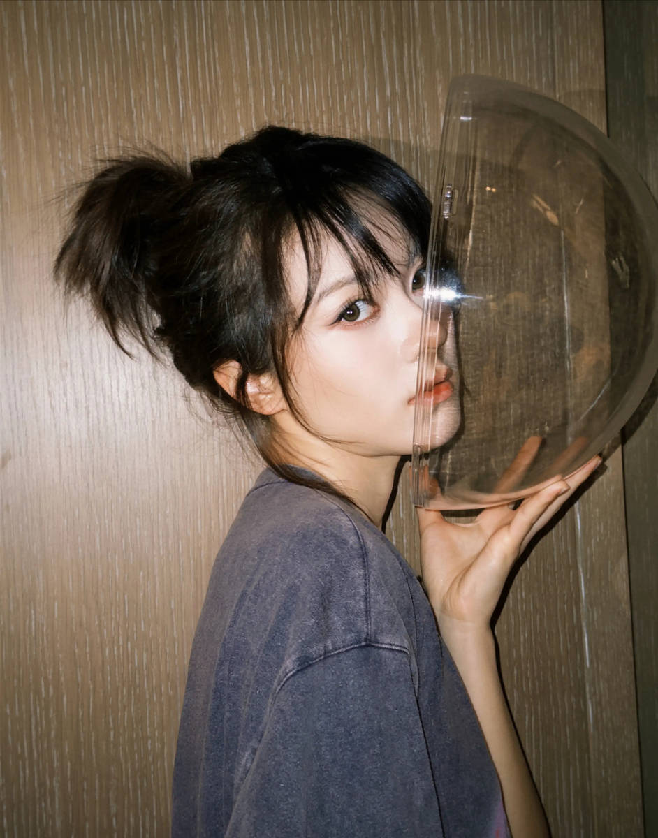 赵今麦营业照鬼马俏皮 清透妆容尽显慵懒灵动