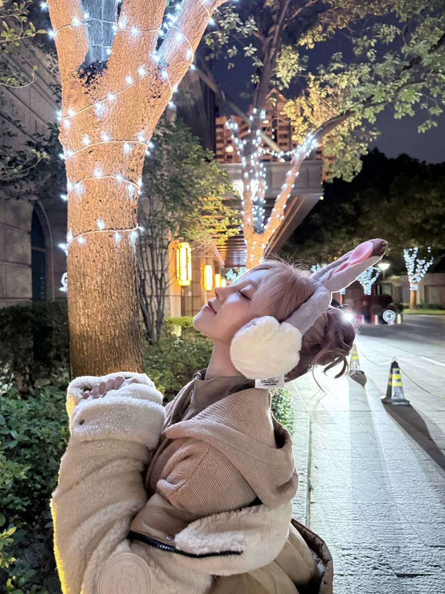 宋雨琦浅棕系穿搭慵懒舒适 兔耳造型尽显灵动娇憨