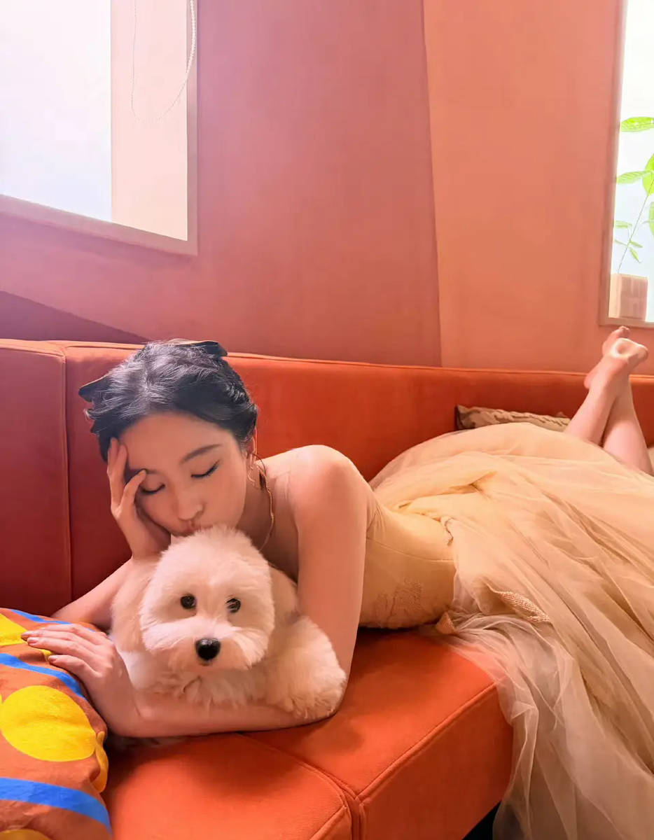 刘亦菲晒与爱犬合照 穿浅色裙子笑容甜美又治愈