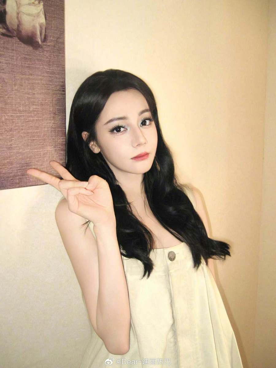 迪丽热巴身穿银色纱裙美轮美奂 盘发造型唯美优雅-第5张图片-旧杳电影网