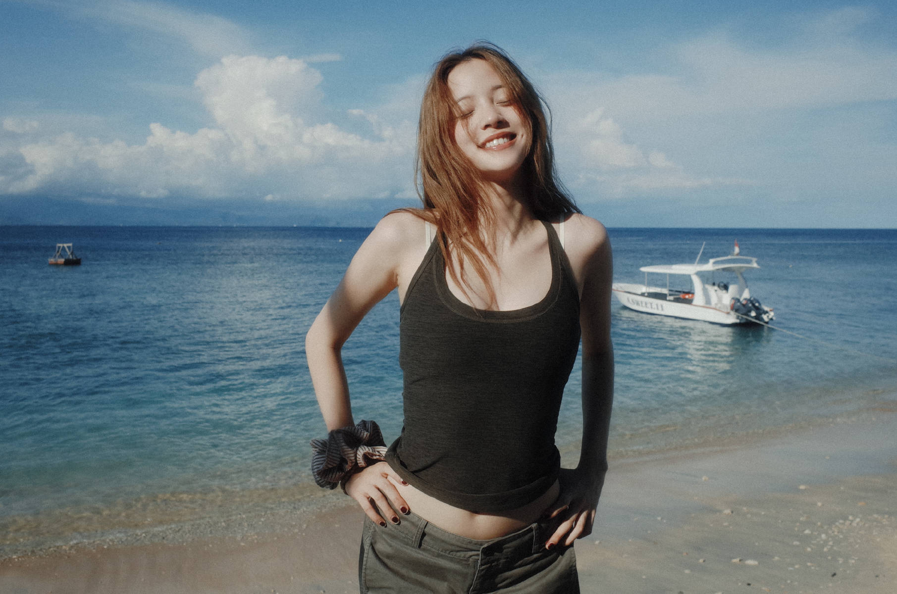 欧阳娜娜海边甜笑心情愉悦！穿紧身背心秀纤细蛮腰